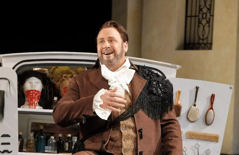 Lucas Meachem as Figaro in "Il Barbiere di Siviglia"